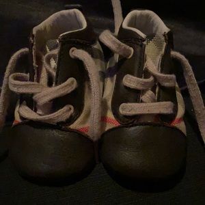 Burberry baby shoes